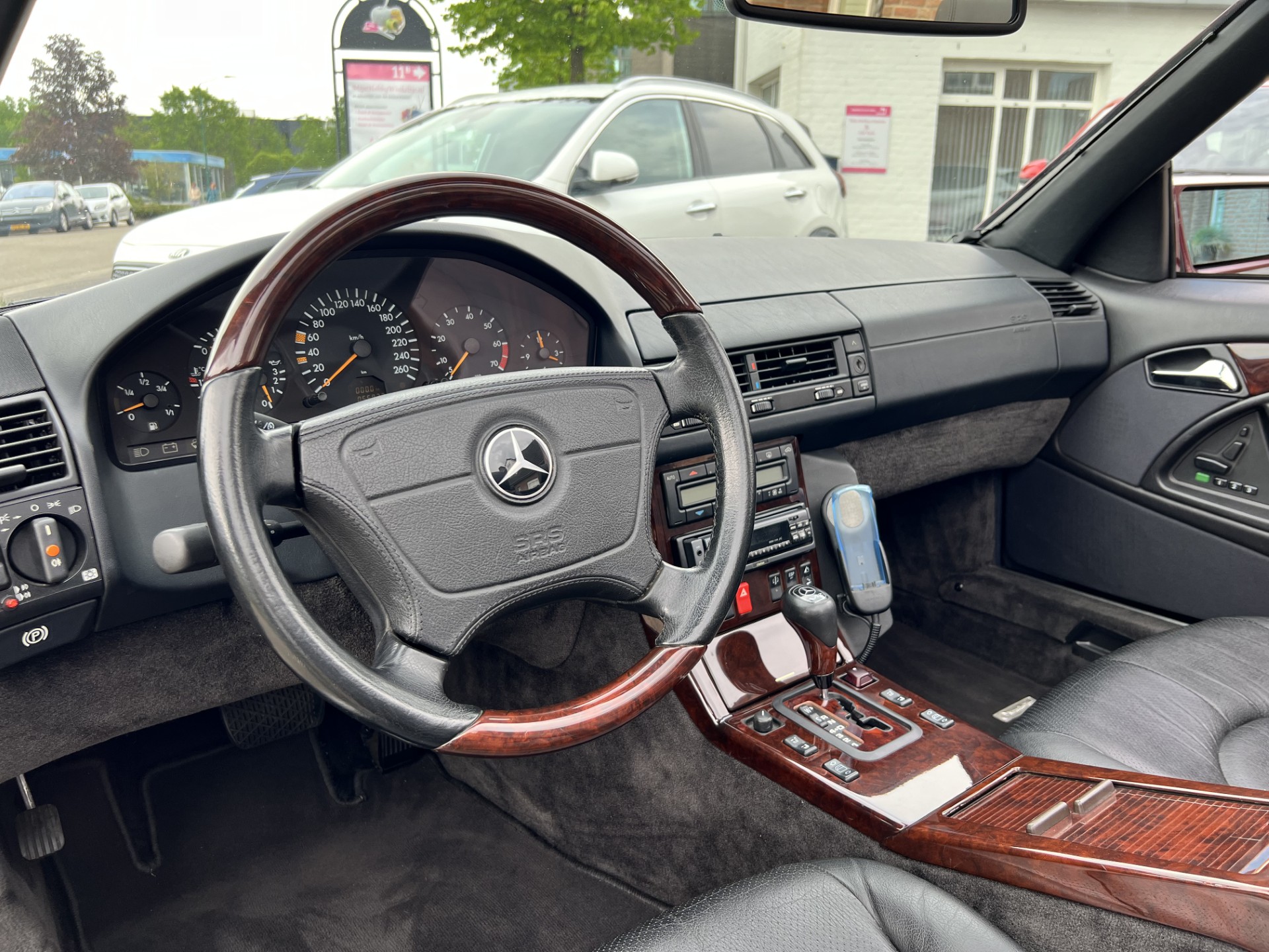 38241204-6.jpg