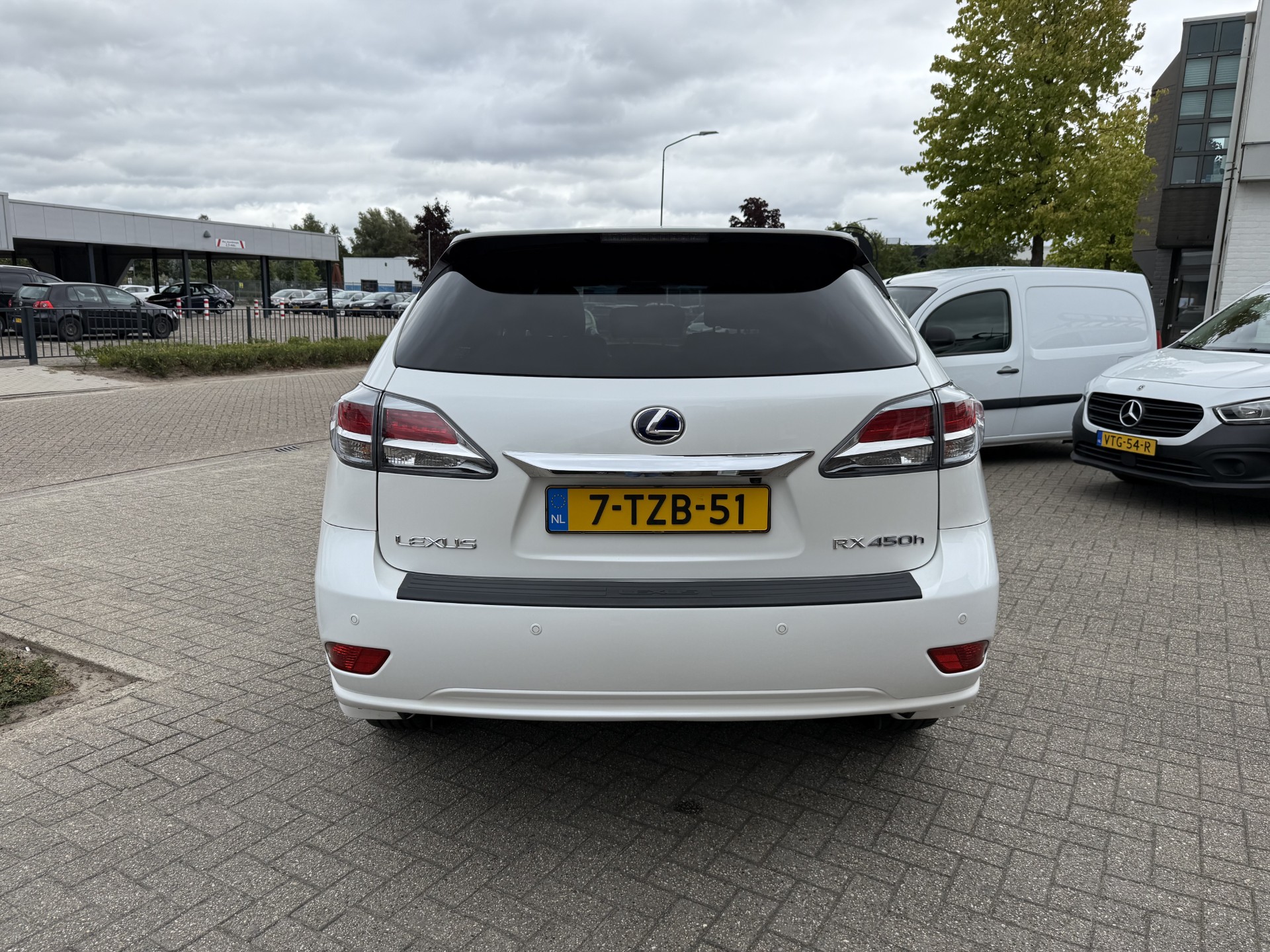 47327854-23.jpg