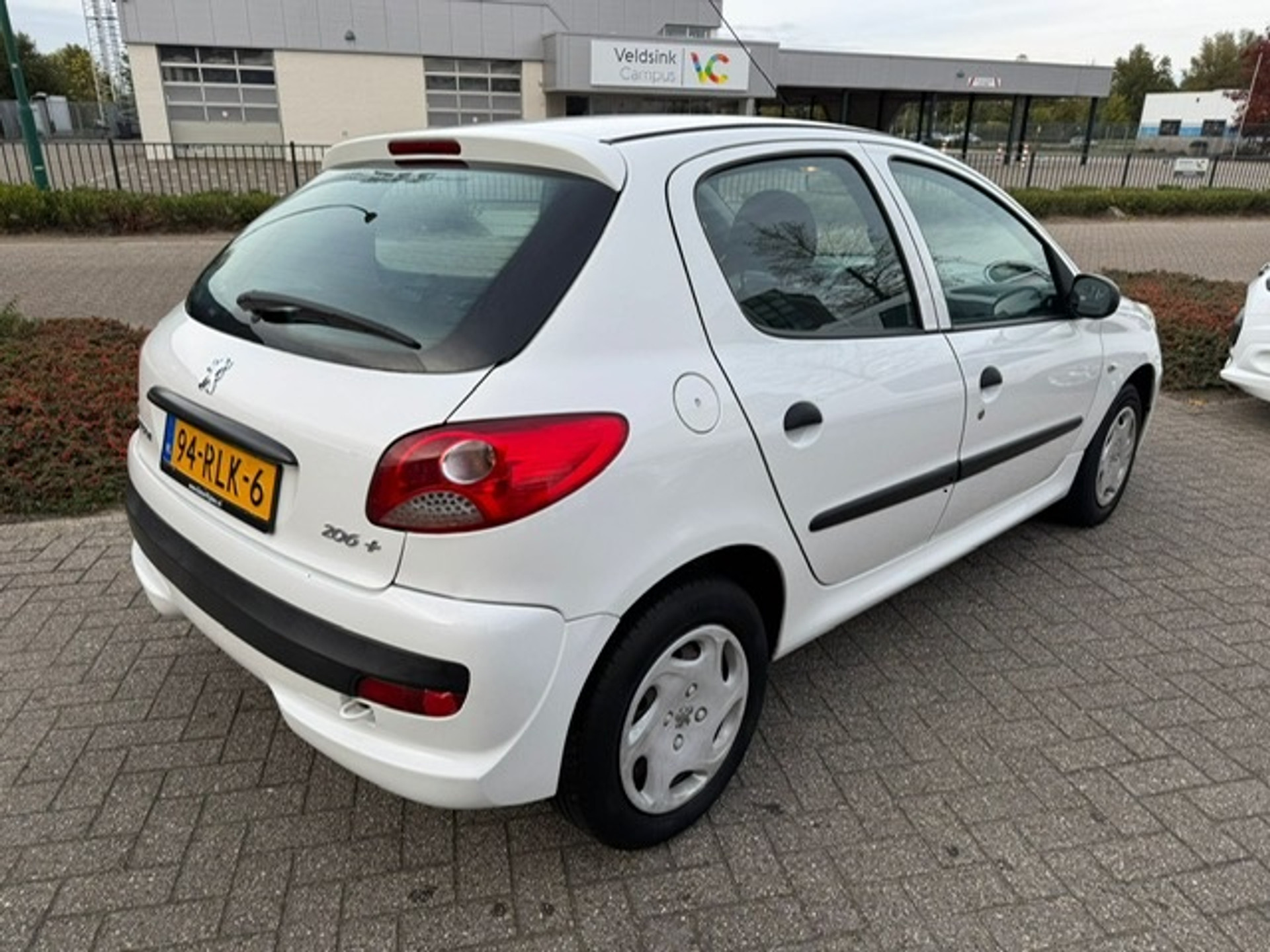 48518815-2.jpg