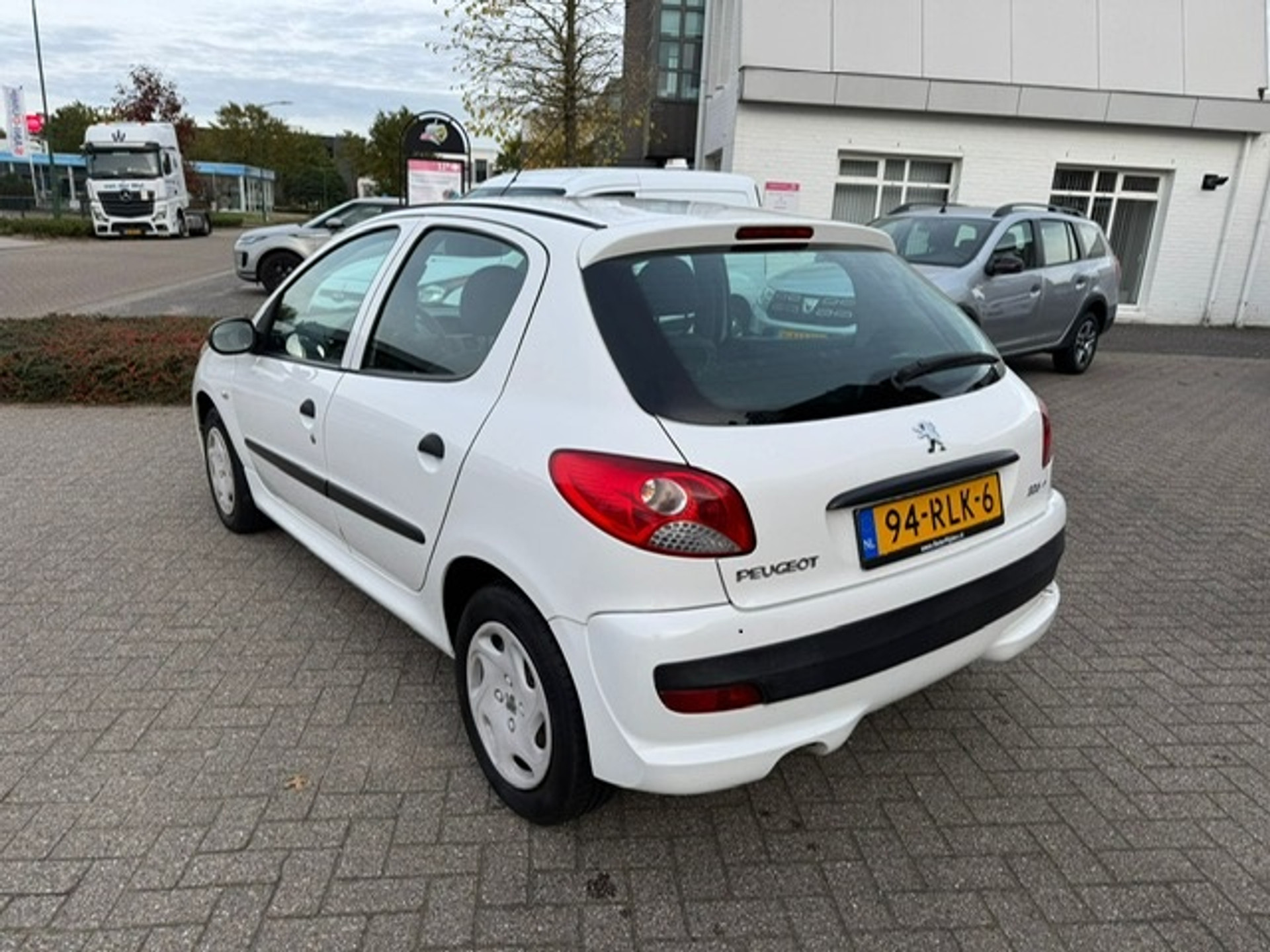 48518815-3.jpg