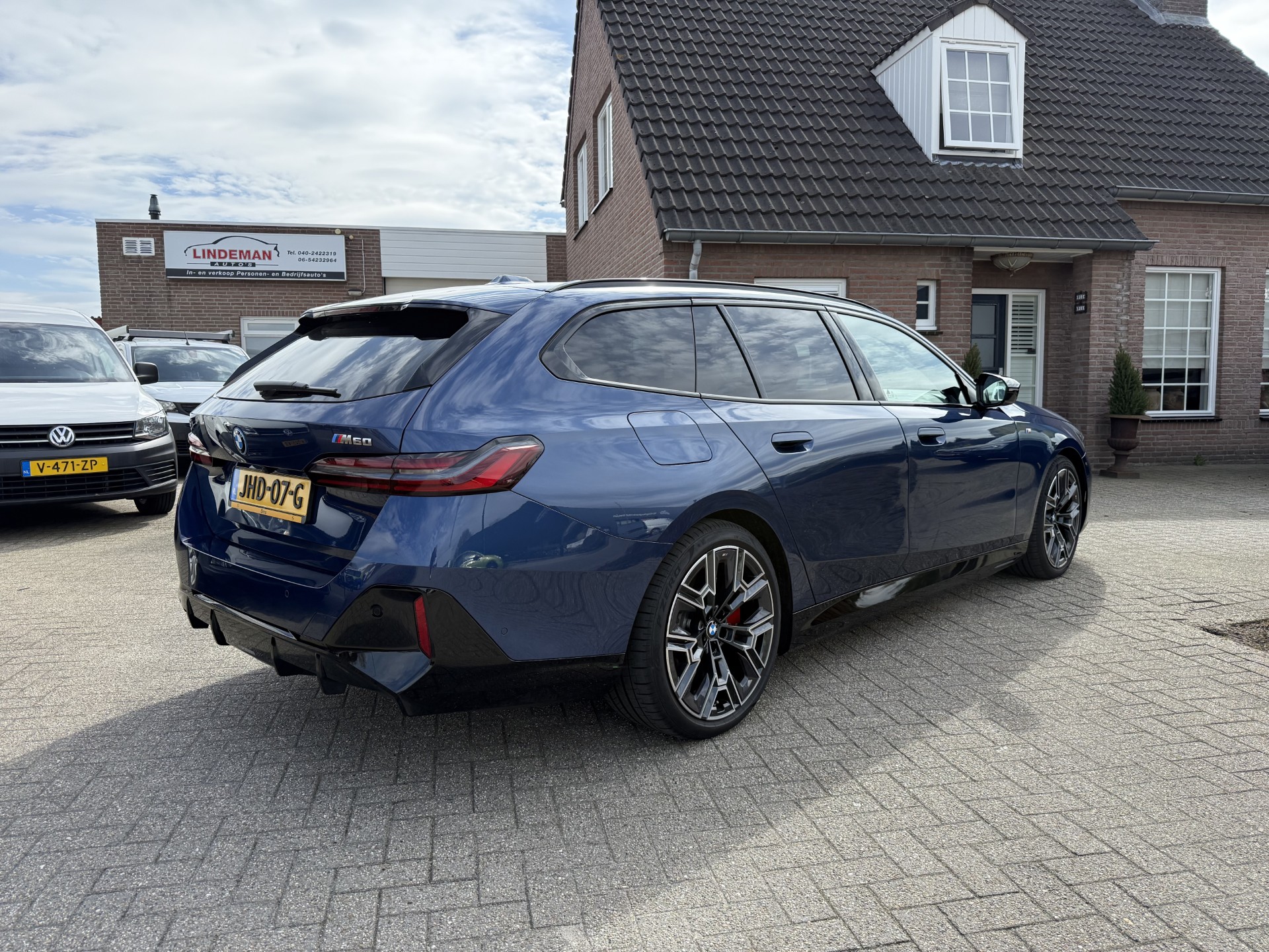 52019098-1.jpg