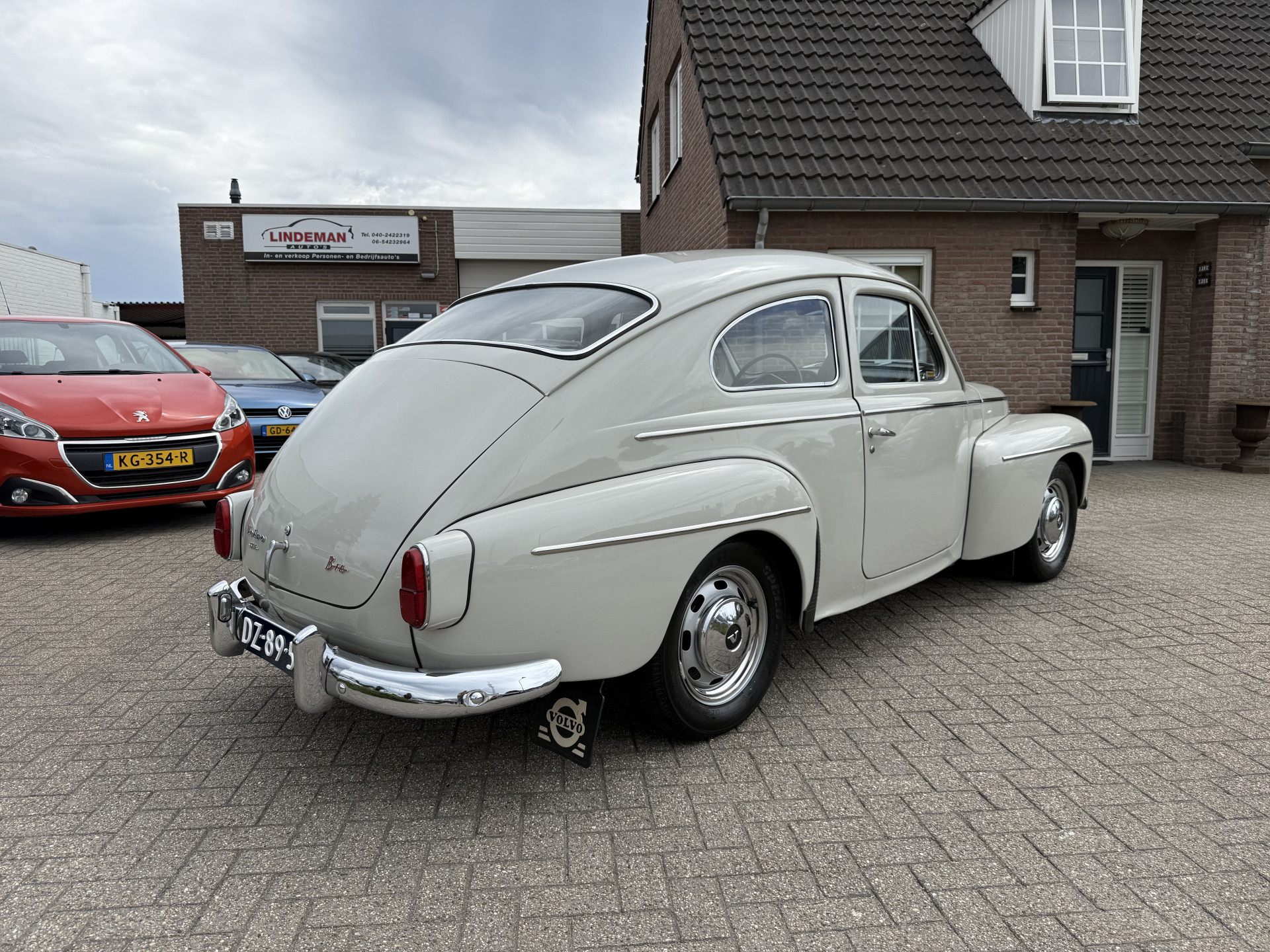 54664242-1.jpg